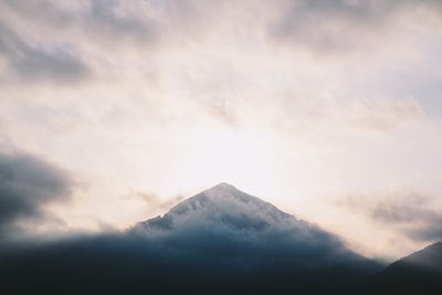 灰蒙蒙的天空下的山